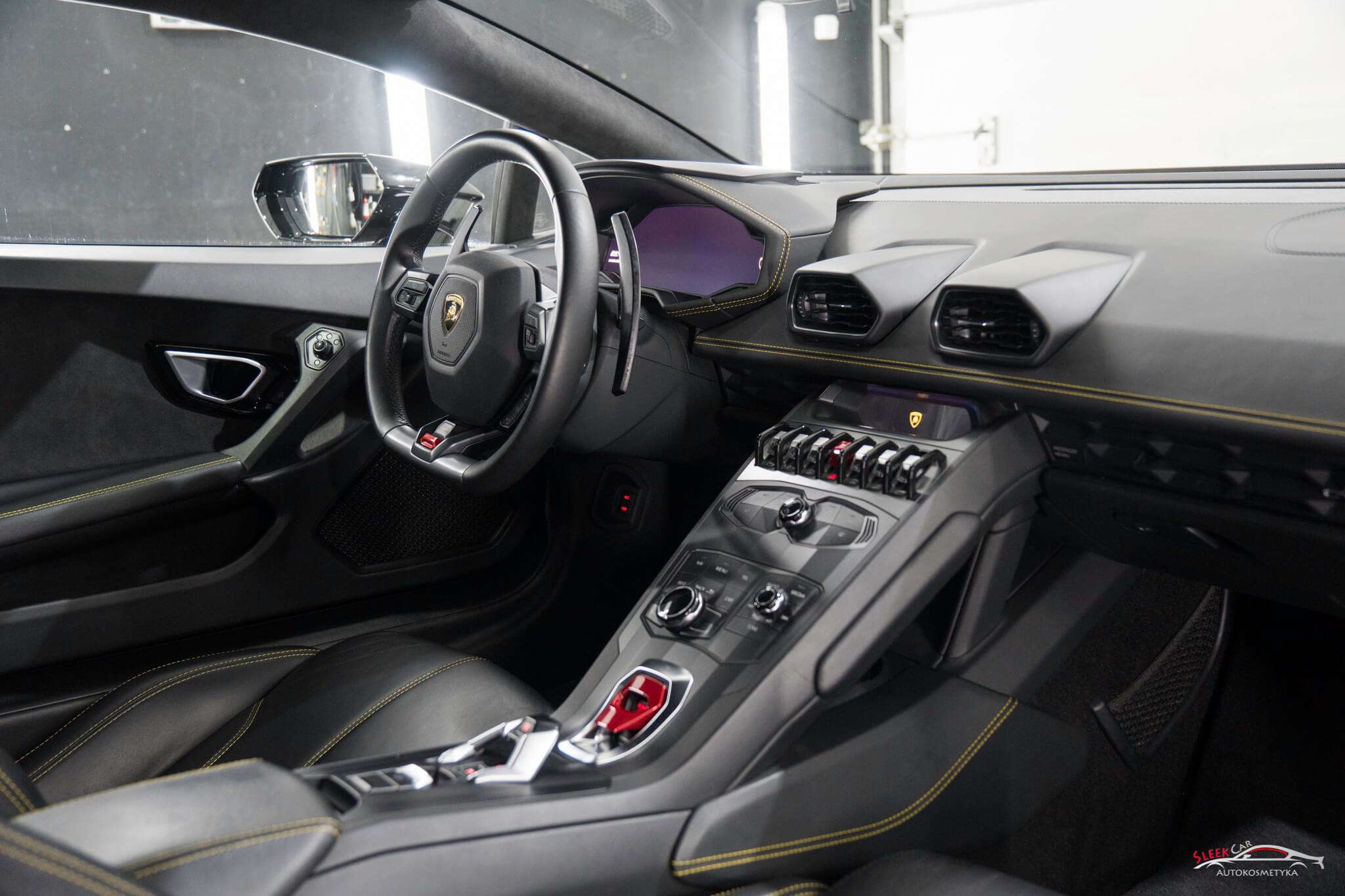 Wnętrze Lamborghini po detailingu